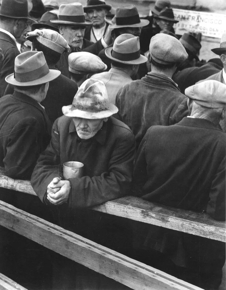 White Angel y la fila como síntoma social